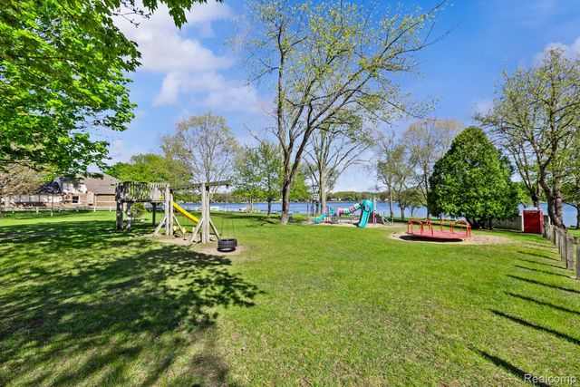 4178 Chevron Drive, Highland Charter Township, MI 48356