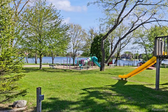 4178 Chevron Drive, Highland Charter Township, MI 48356