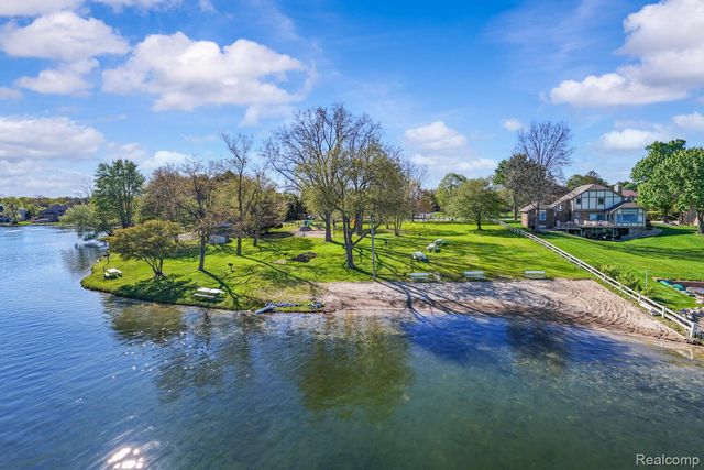 4178 Chevron Drive, Highland Charter Township, MI 48356
