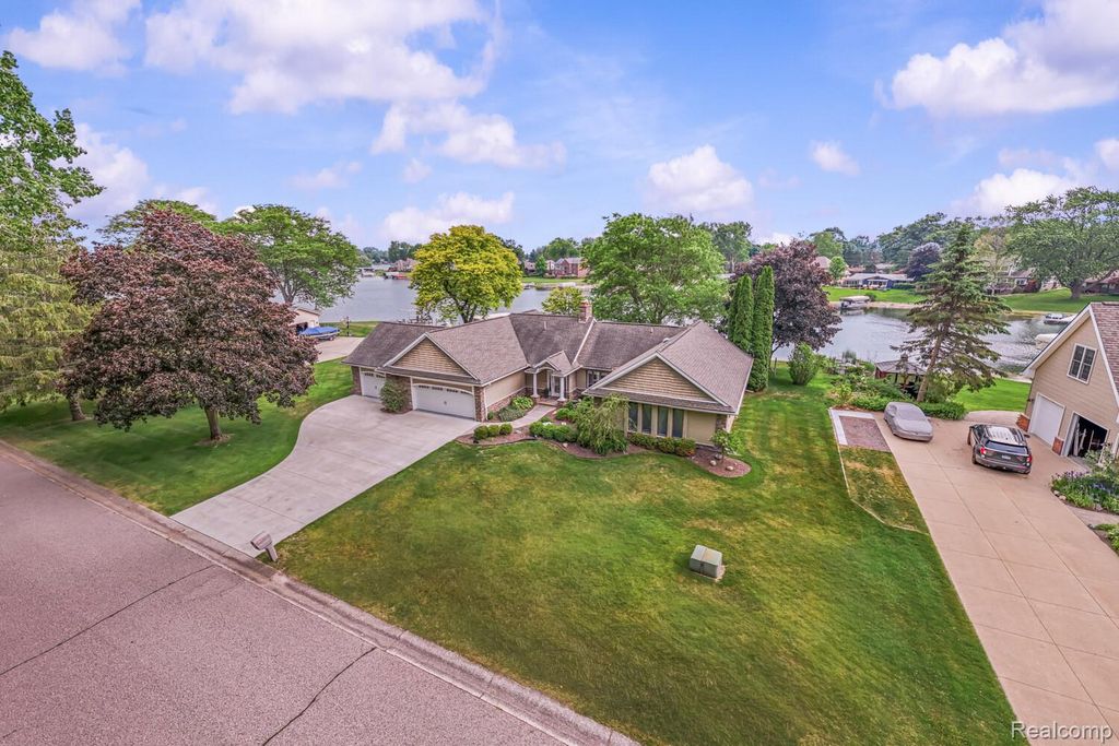 4178 Chevron Drive, Highland Charter Township, MI 48356