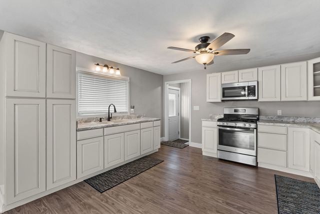 210 W 19th Ave Avenue, Coal Valley, IL 61240