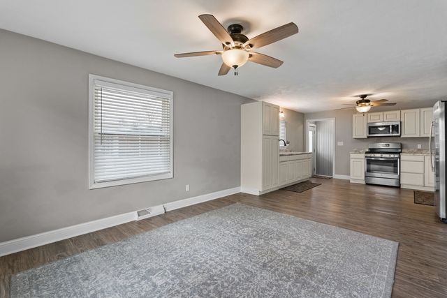 210 W 19th Ave Avenue, Coal Valley, IL 61240