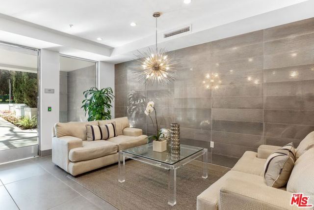 460 N Palm Drive 403, Beverly Hills, CA 90210