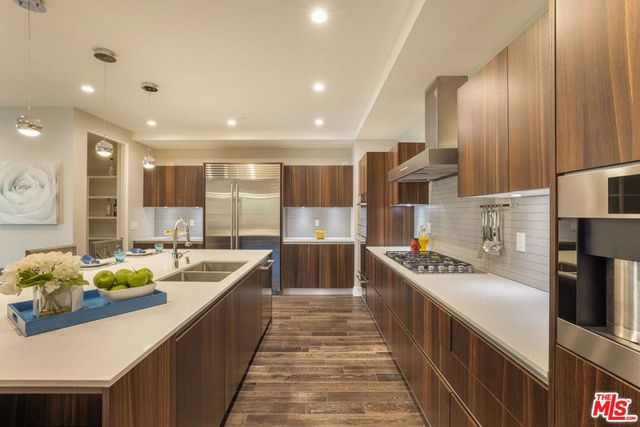 460 N Palm Drive 403, Beverly Hills, CA 90210