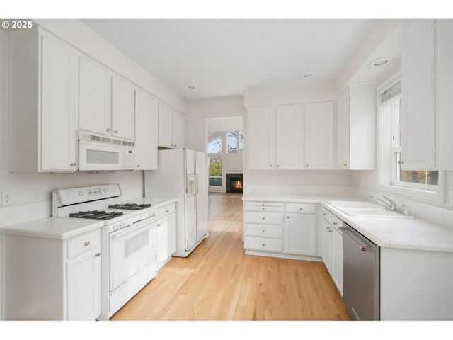 3840 S WATER Ave, Portland, OR 97239