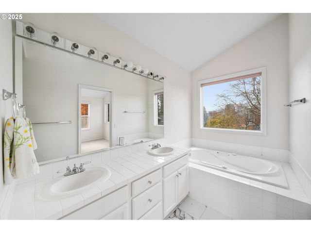 3840 S WATER Ave, Portland, OR 97239