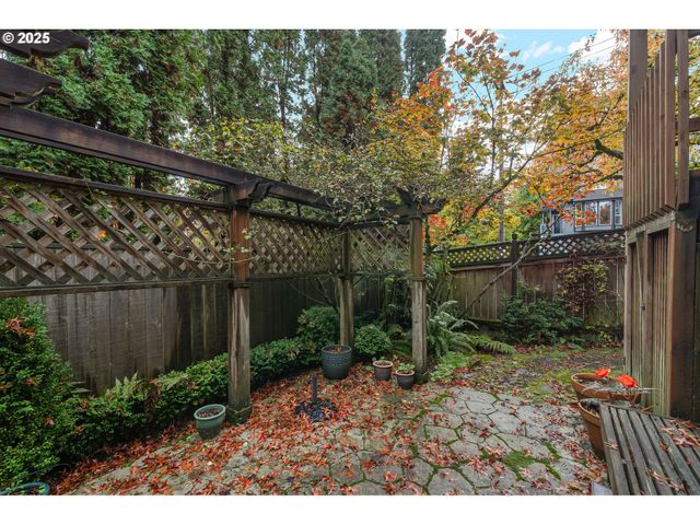 3840 S WATER Ave, Portland, OR 97239