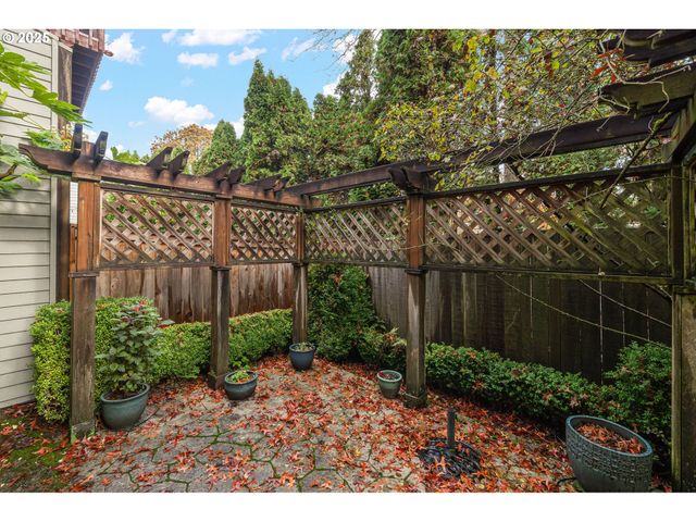 3840 S WATER Ave, Portland, OR 97239