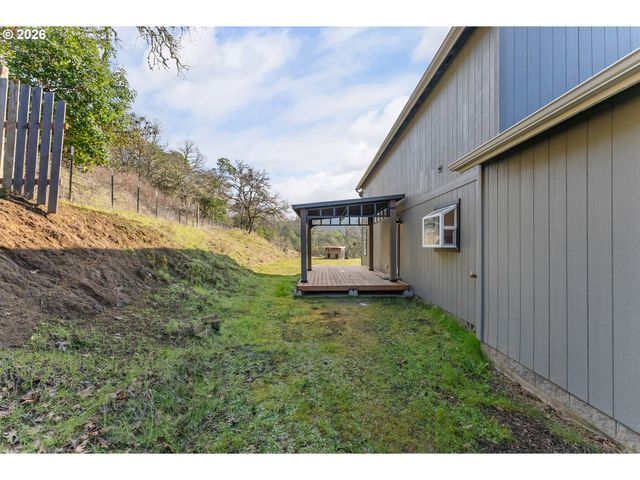 3257 Ne FOLLETT St, Roseburg, OR 97470