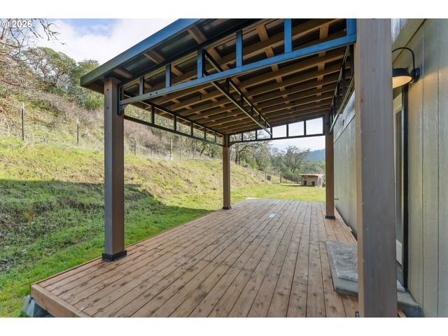 3257 Ne FOLLETT St, Roseburg, OR 97470