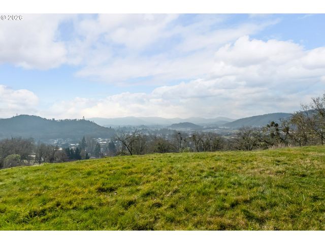 3257 Ne FOLLETT St, Roseburg, OR 97470