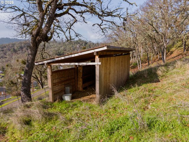 3257 Ne FOLLETT St, Roseburg, OR 97470