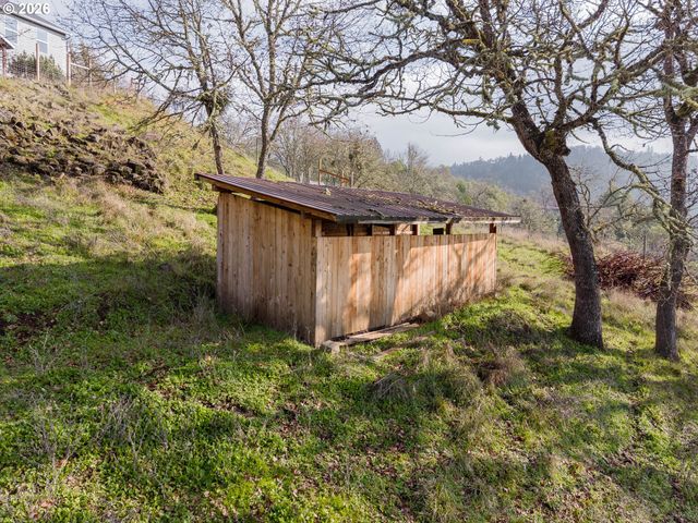 3257 Ne FOLLETT St, Roseburg, OR 97470