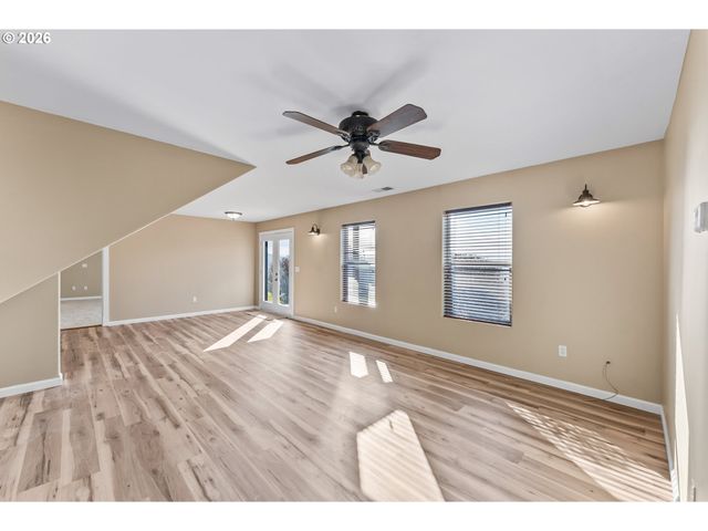 3257 Ne FOLLETT St, Roseburg, OR 97470