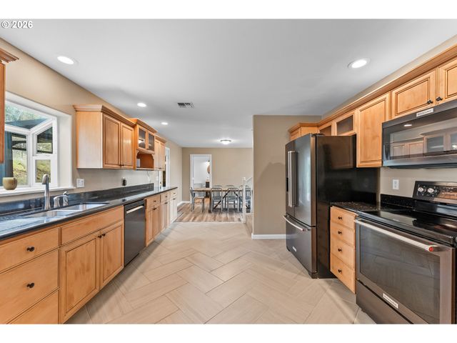 3257 Ne FOLLETT St, Roseburg, OR 97470