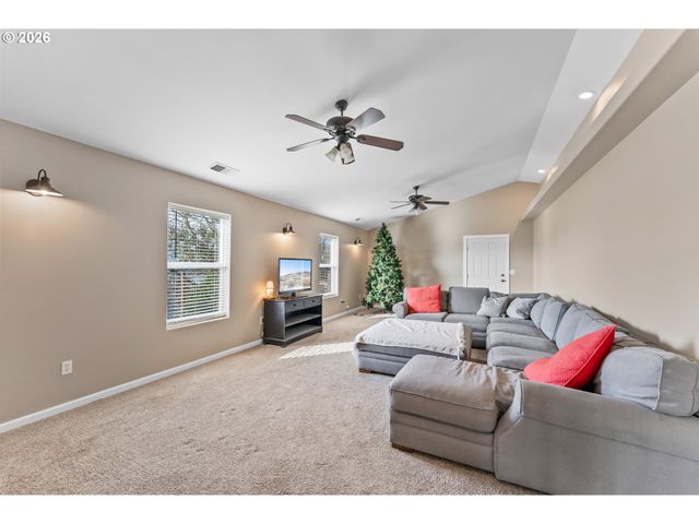 3257 Ne FOLLETT St, Roseburg, OR 97470