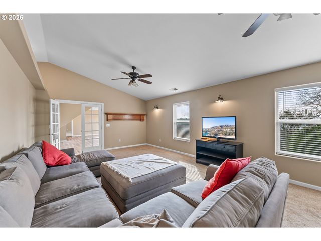 3257 Ne FOLLETT St, Roseburg, OR 97470