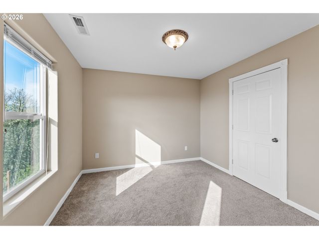 3257 Ne FOLLETT St, Roseburg, OR 97470