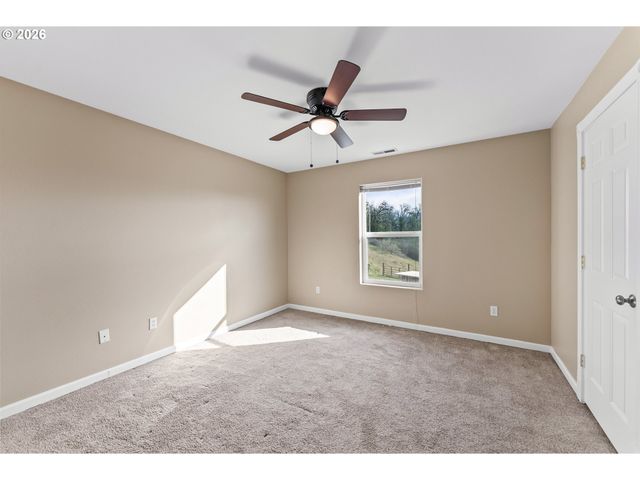 3257 Ne FOLLETT St, Roseburg, OR 97470