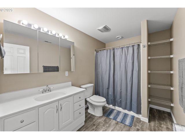 3257 Ne FOLLETT St, Roseburg, OR 97470