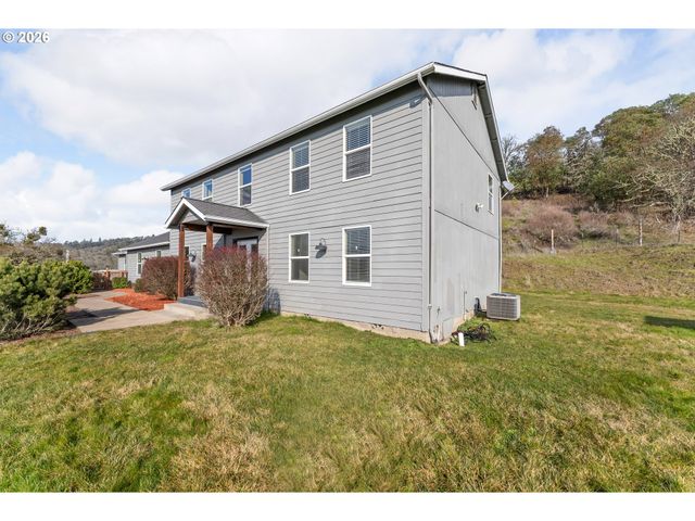3257 Ne FOLLETT St, Roseburg, OR 97470