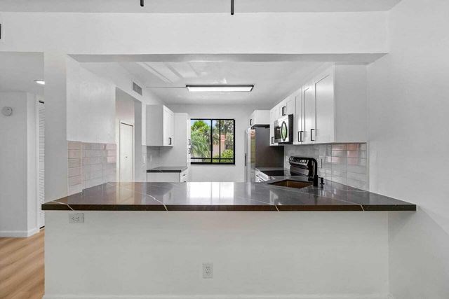 341 Lakeview Drive 203, Weston, FL 33326