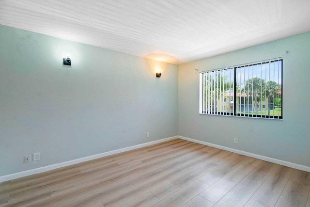 341 Lakeview Drive 203, Weston, FL 33326