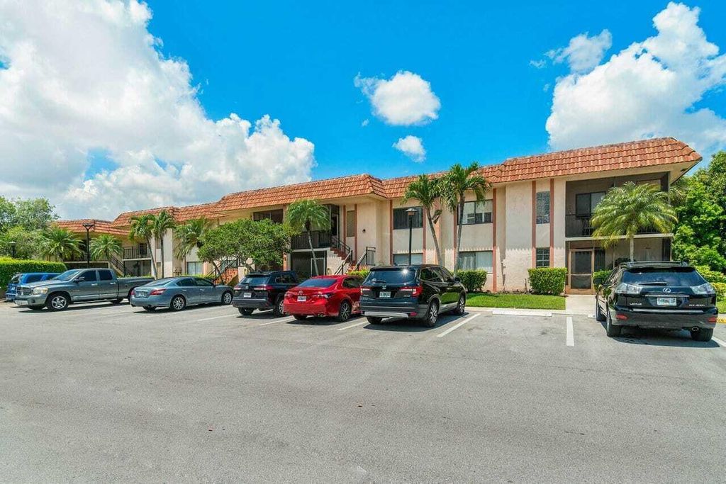 341 Lakeview Drive 203, Weston, FL 33326