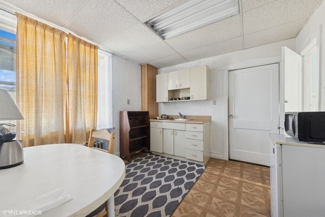 4332 Amelia Avenue, Lyons, IL 60534