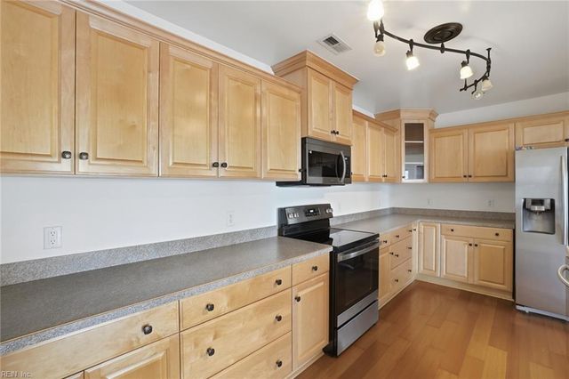 1 Sandy Point Ln Unit 218, Chesapeake, VA 23320