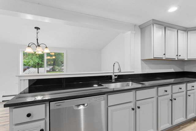 20 Highland Lane, Manchester, NH 03109