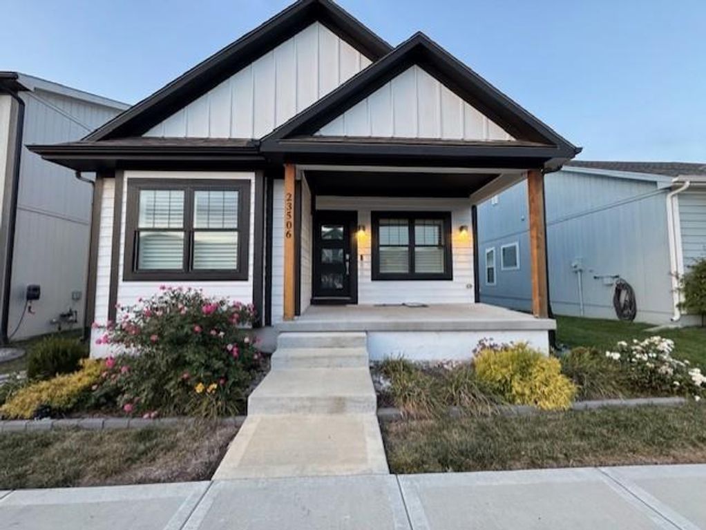 23506 E 10th Street S, Independence, MO 64056