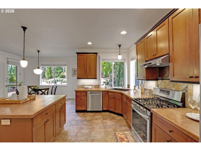 14987 Sw GREENFIELD Dr, Portland, OR 97224