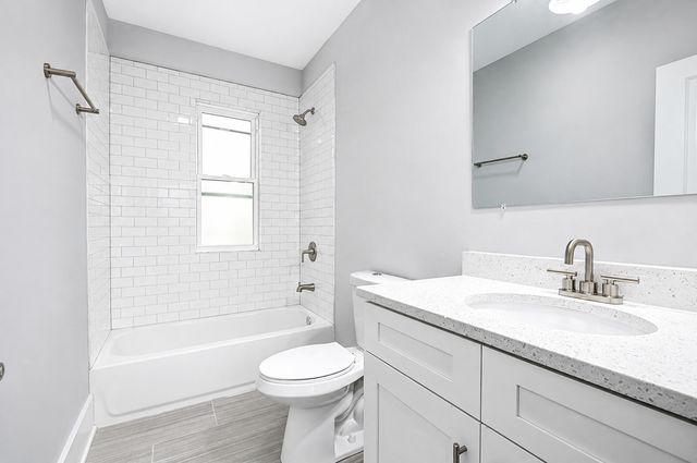 1901 W 21st Place 2R, Chicago, IL 60608