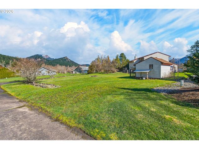 205 FARWEST St, North Bonneville, WA 98639