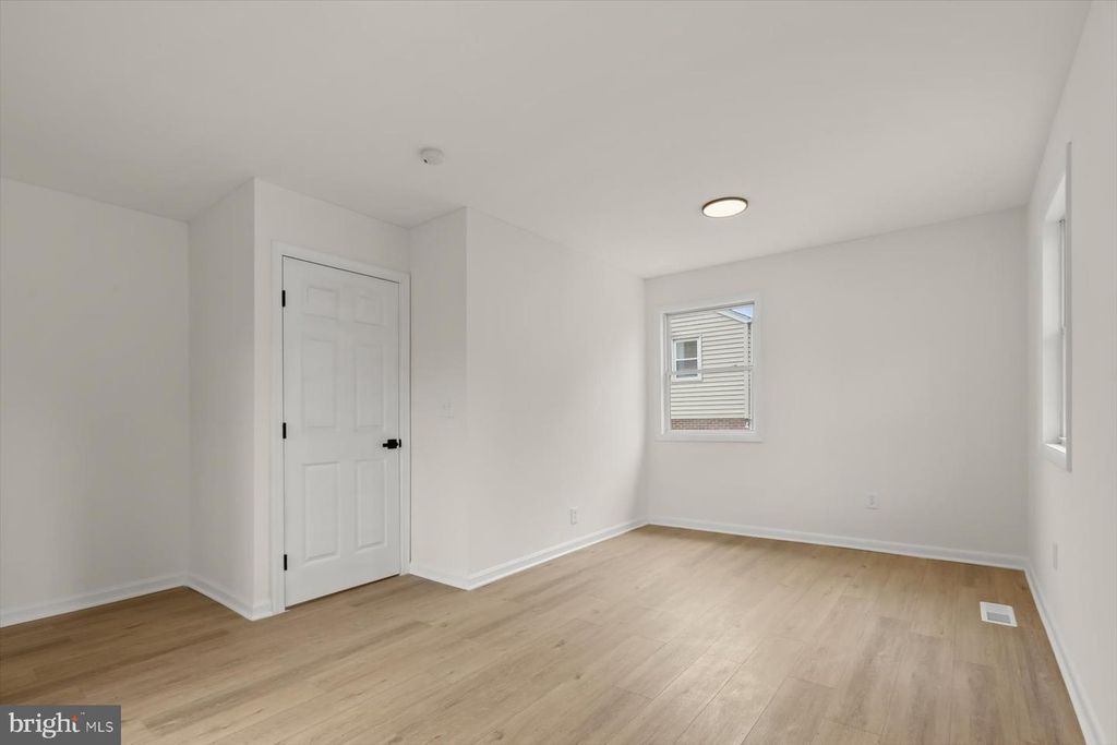 Image 13 of property listing at 1512 NEIGHBORS AVE, Baltimore, MD 21237