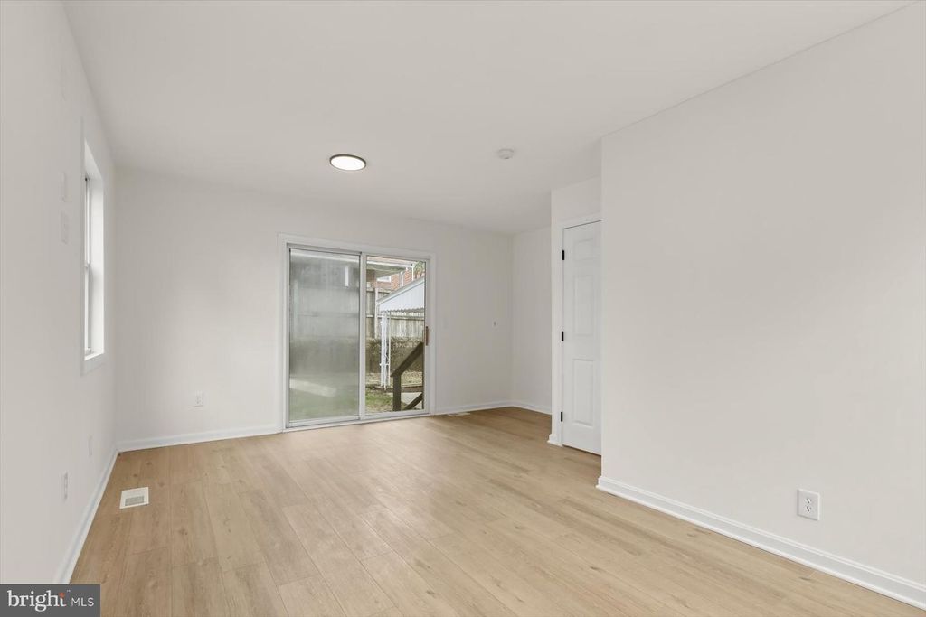 Image 14 of property listing at 1512 NEIGHBORS AVE, Baltimore, MD 21237