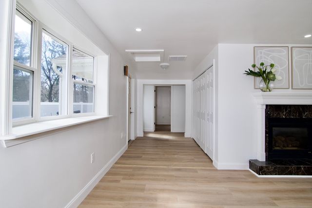 28 Old Lane Rd, Springfield, MA 01129