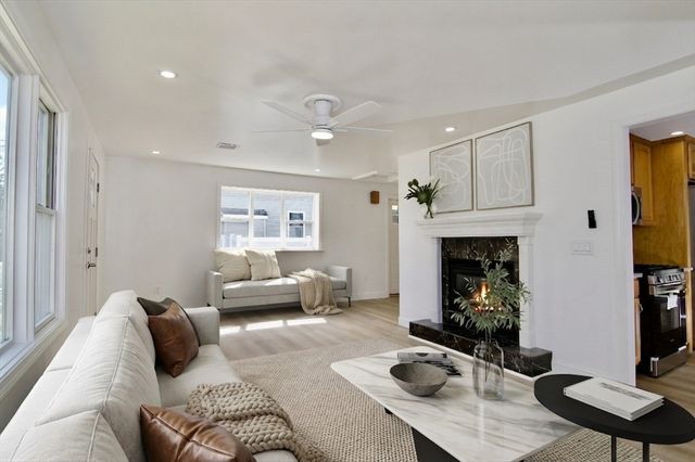 28 Old Lane Rd, Springfield, MA 01129