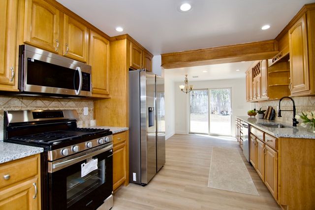 28 Old Lane Rd, Springfield, MA 01129