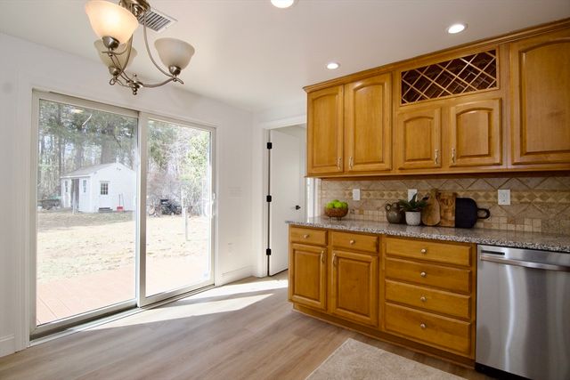 28 Old Lane Rd, Springfield, MA 01129