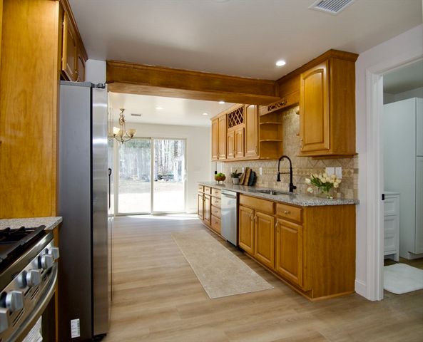 28 Old Lane Rd, Springfield, MA 01129