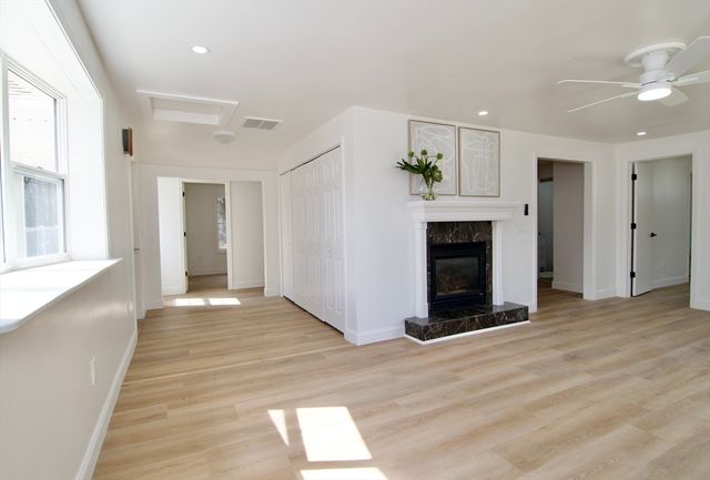 28 Old Lane Rd, Springfield, MA 01129