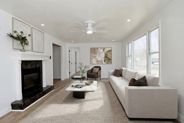 28 Old Lane Rd, Springfield, MA 01129