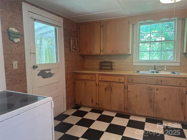 8485 Hwy 197 Highway, Green Mountain, NC 28740