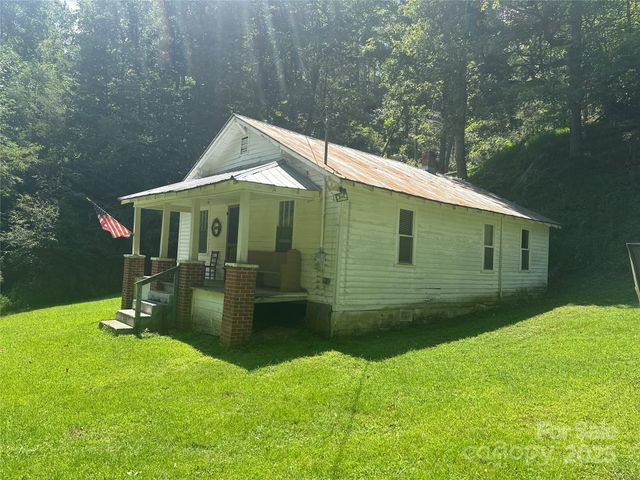 8485 Hwy 197 Highway, Green Mountain, NC 28740