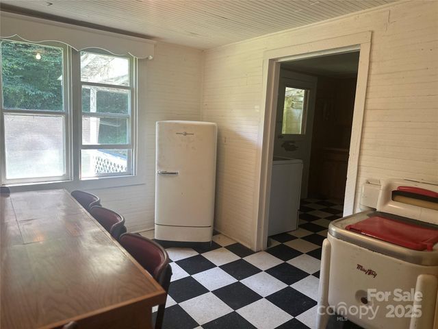8485 Hwy 197 Highway, Green Mountain, NC 28740