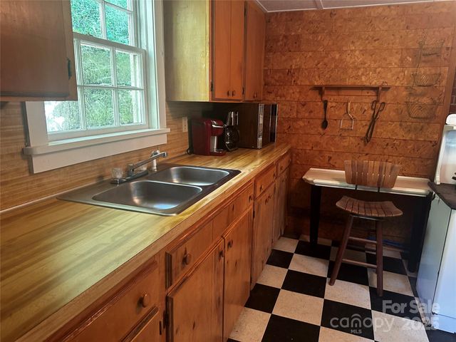 8485 Hwy 197 Highway, Green Mountain, NC 28740