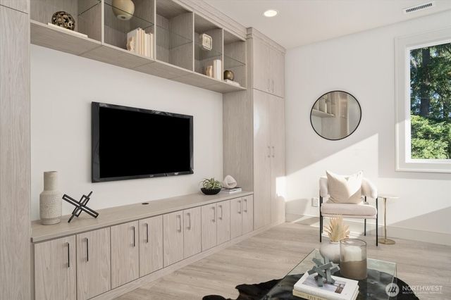 1717 99th Avenue NE, Bellevue, WA 98004