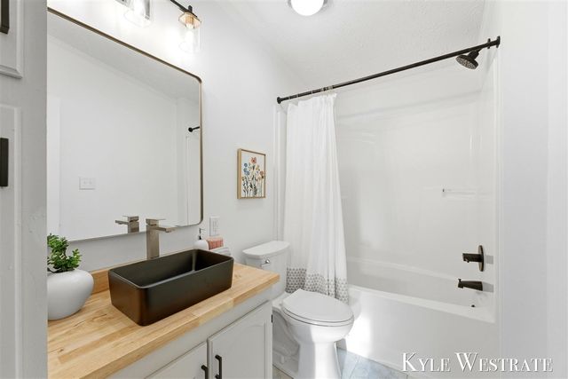 7976 10 Mile Road, Rockford, MI 49341